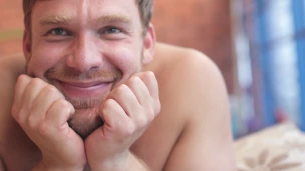 Junger Mann mit Bart lächelt — Stockvideo