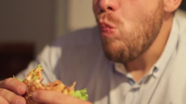 El hombre tiene hamburguesa apetitosa — Vídeo de stock