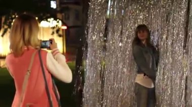 İki genç kadın parlak tinsel fotoğrafı