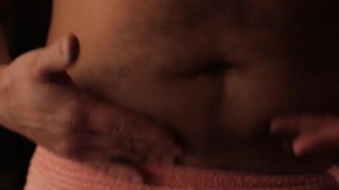 Adam Playnig onun şişko göbek ile