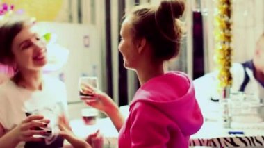 Genç kadınlar dans ve içki alkol mutfakta