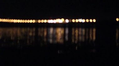 Akşam nehir su ışık fenerler yansıyan