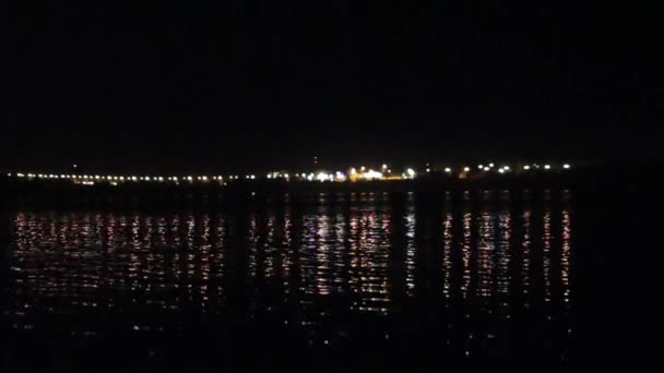 Lichte lantaarns in het rivierwater weerspiegeld in de avond — Stockvideo