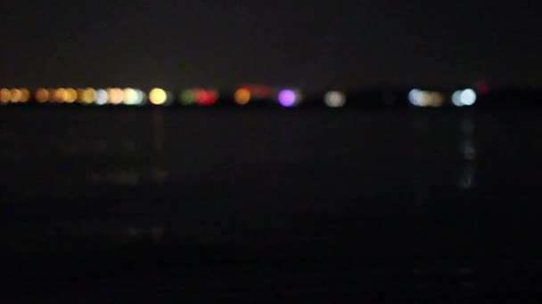 Lanternes lumineuses réfléchies dans l'eau de la rivière dans la soirée — Video