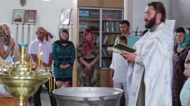 Rusya, Novosibirsk, 25 Ağustos 2016. Kilisede vaftiz çocuk