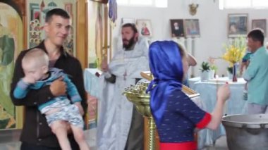Rusya, Novosibirsk, 25 Ağustos 2016. Kilisede vaftiz çocuk