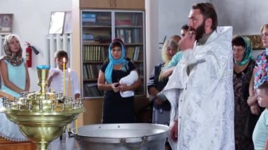 Rusya, Novosibirsk, 25 Ağustos 2016. Kilisede vaftiz çocuk