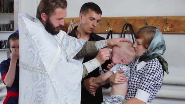 Νοβοσιμπίρσκ, Ρωσία, 25 Αυγούστου 2016. Τα παιδιά που βαφτίστηκε στην εκκλησία — Αρχείο Βίντεο