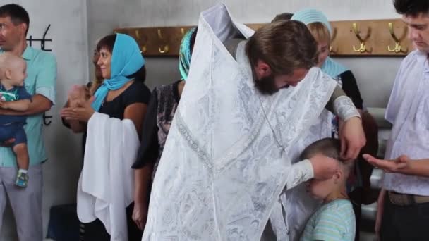 Rusia, Novosibirsk, 25 Agustus 2016. Anak-anak dibaptis di Gereja — Stok Video