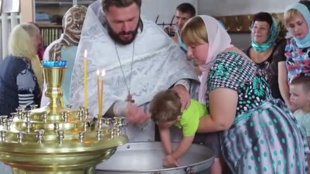 Rusia, Novosibirsk, 25 de agosto de 2016. Los niños bautizados en la Iglesia — Vídeo de stock