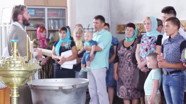 Rusko, Novosibirsk, 25 srpna 2016. Děti pokřtěn v kostele — Stock video