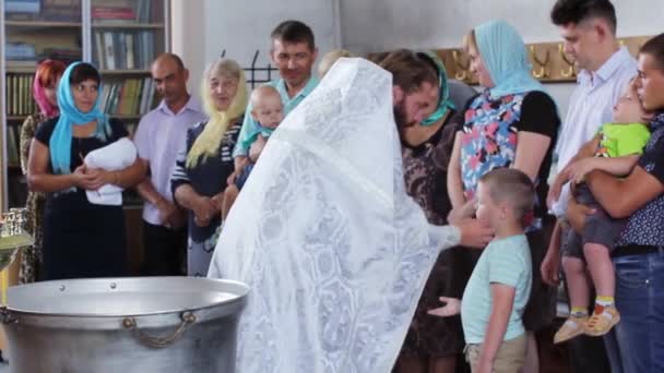 Rússia, Novosibirsk, 25 de agosto de 2016. As crianças batizadas na Igreja — Vídeo de Stock