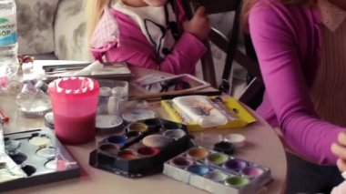 Rusya, Novosibirsk, 25 Ekim 2016 akvagrim kız Childs'ın yüzünde uğratan