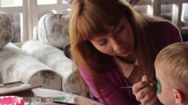 Rusya, Novosibirsk, 25 Ekim 2016 akvagrim kız Childs'ın yüzünde uğratan