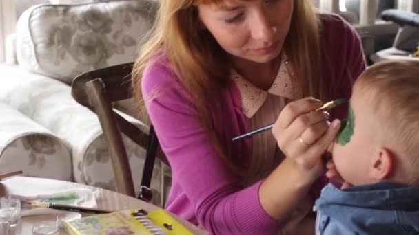 Rusland, Novosibirsk, 25 oktober 2016 akvagrim meisje toebrengt op een gezicht childs — Stockvideo