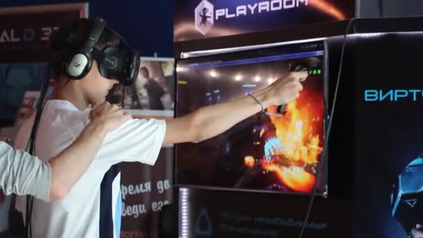 Novosibirsk, Rússia - 4 de novembro de 2016: Jogos de realidade virtual. A exposição de tecnologias modernas TechTrends Expo . — Vídeo de Stock