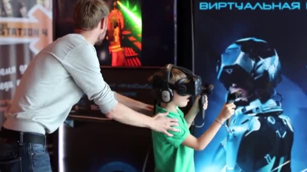 Nowosibirsk, russland - 4. November 2016: Virtual-Reality-Spiele. die Ausstellung moderner Technologien techtrends expo. — Stockvideo