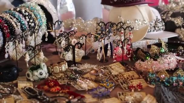 Targi kosmetyczne w Rosji. Wybór biżuterii dla kobiet — Wideo stockowe