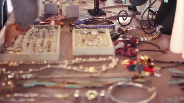 Feria de Belleza en Rusia. Elección de joyas para mujeres — Vídeo de stock