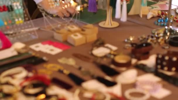 Russie, Novossibirsk, 25 octobre 2016. Foire de beauté en Russie. Choisir des bijoux pour les femmes — Video