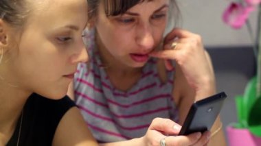 iki kadın smartphone sorunu çözmek, mesaj yazmak