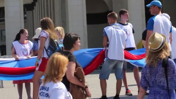 Ryssland, Moskva, 22 augusti 2016 demonstration på torget i dag ryska flaggan — Stockvideo