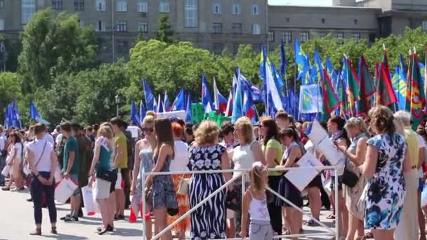 Rússia, Moscou, 22 de agosto de 2016 demonstração na praça no dia Bandeira russa — Vídeo de Stock