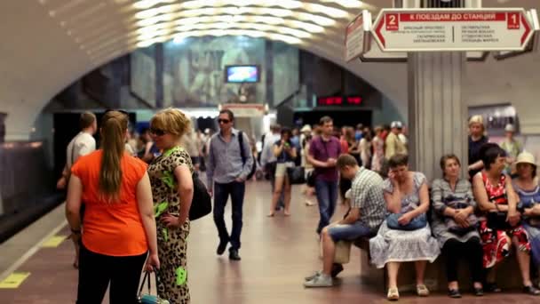 Rusko, Novosibirsk, 22 srpna 2016. Cestující, kteří čekali na vlak ve stanici metra — Stock video