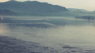 Lake Teletskoye Altay Dağları'nda su akışını