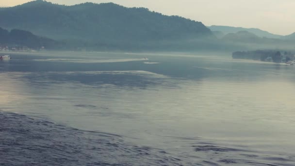 l'écoulement de l'eau dans le lac Teletskoye dans les montagnes de l'Altaï 