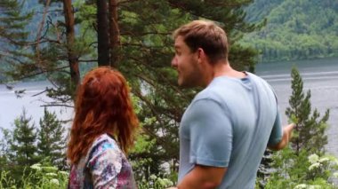 mutlu çift yeşil çayır çevre güzelliği zevk gölün üzerinde