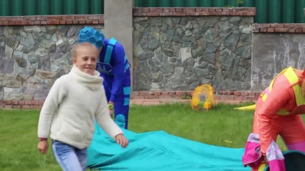 Rússia, Novosibirsk, 25 de agosto de 2016, as crianças brincam na diversão do gramado — Vídeo de Stock