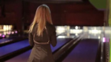 seksi sarışın kısa siyah elbise bowling oynamaya