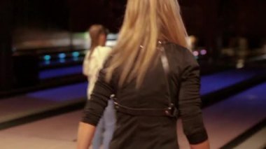 seksi sarışın kısa siyah elbise bowling oynamaya