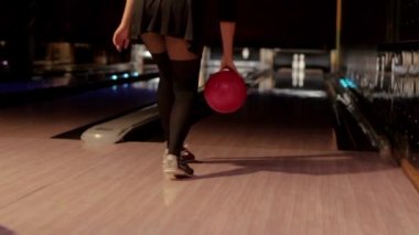 seksi sarışın kısa siyah elbise bowling oynamaya