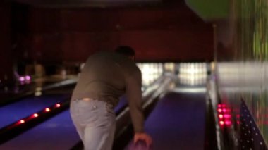 Bir sakallı bowling oynayan beyaz adam