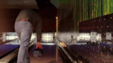 Bir sakallı bowling oynayan beyaz adam