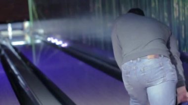Bir sakallı bowling oynayan beyaz adam