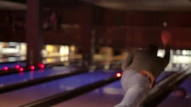 Bir sakallı bowling oynayan beyaz adam