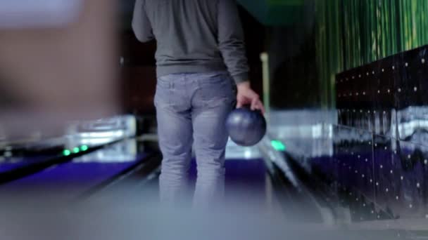 Blanke man met een baard spelen bowling — Stockvideo