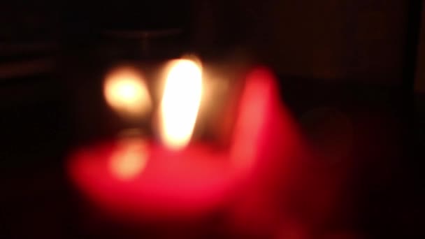 Διάχυτο φως από κεριά, στέκεται πάνω στο τραπέζι — Αρχείο Βίντεο