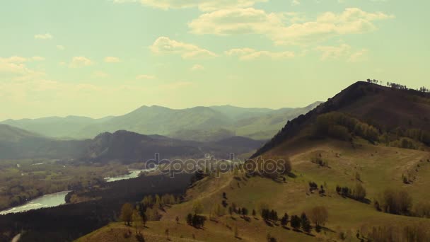 Na úpatí pohoří Altaj Gorny plovoucí mraky, vrhají stín na zeleném kopci — Stock video