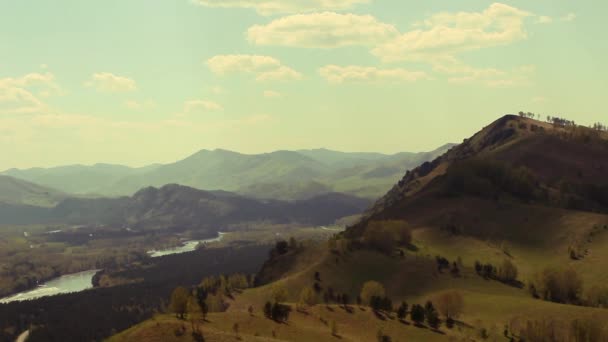 Am Fuße der Berge des Gorny Altai schwebende Wolken, die Schatten auf den grünen Hügel werfen — Stockvideo