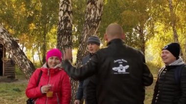 Rusya, Novosibirsk, 2 Ekim 2016 Dart açık Sonbahar oynamak dostları grubu