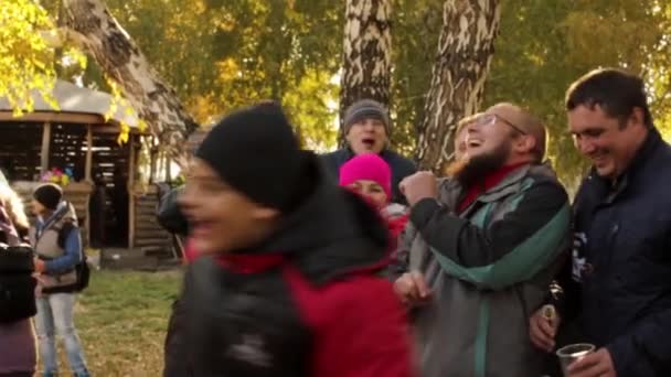 Rusia, Novosibirsk, 2 de octubre de 2016 Grupo de amigos jugando dardos al aire libre otoño — Vídeos de Stock