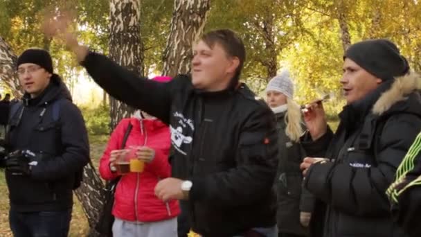 Россия, Новосибирск, 2 октября 2016 года Группа друзей играет в дартс осень на открытом воздухе — стоковое видео