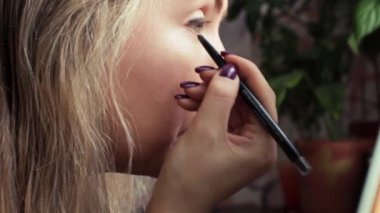 Güzel sarışın kız ayna yakınındaki akşam makyaj yapma