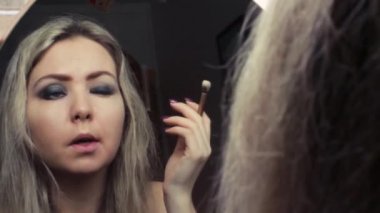 Güzel sarışın kız ayna yakınındaki akşam makyaj yapma