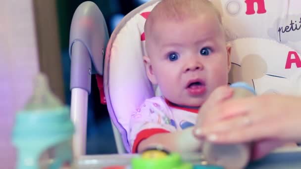 Maman nourrit le bébé de nourriture spéciale dans le biberon — Video