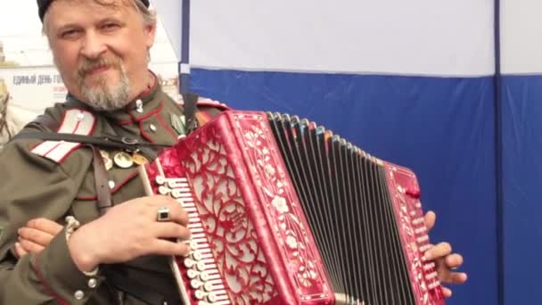 Russian actor plays the accordion and sings — Stock Video